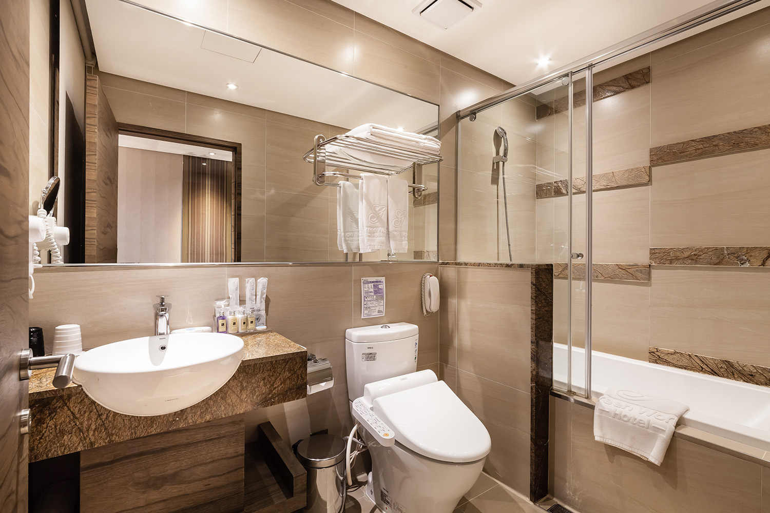 標準雙人房（一大床二小床）