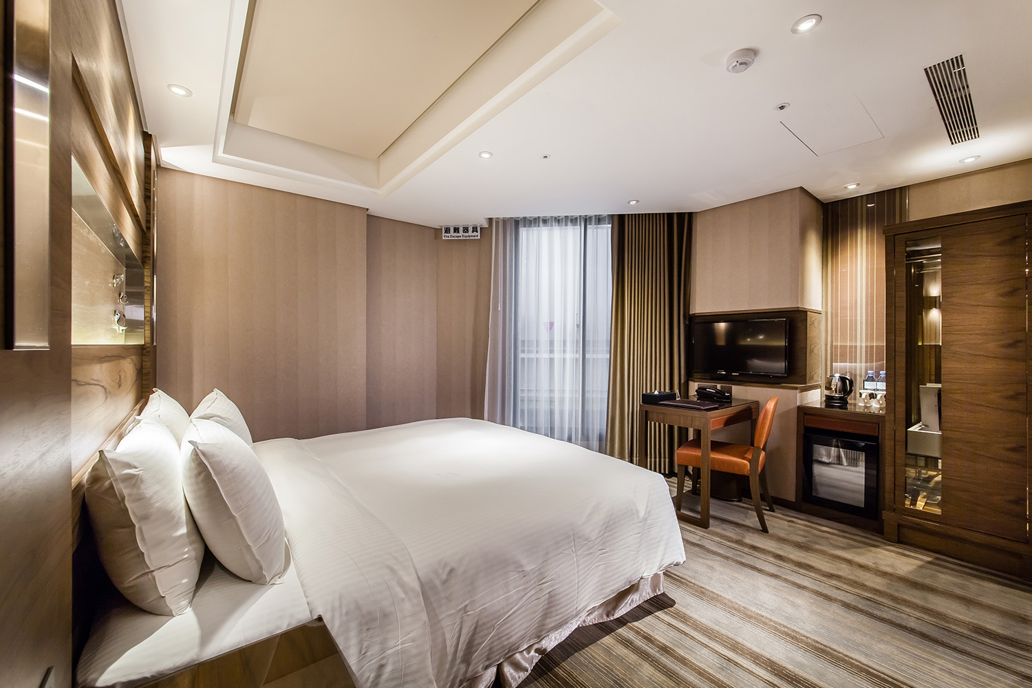 豪華房（一大床二小床）