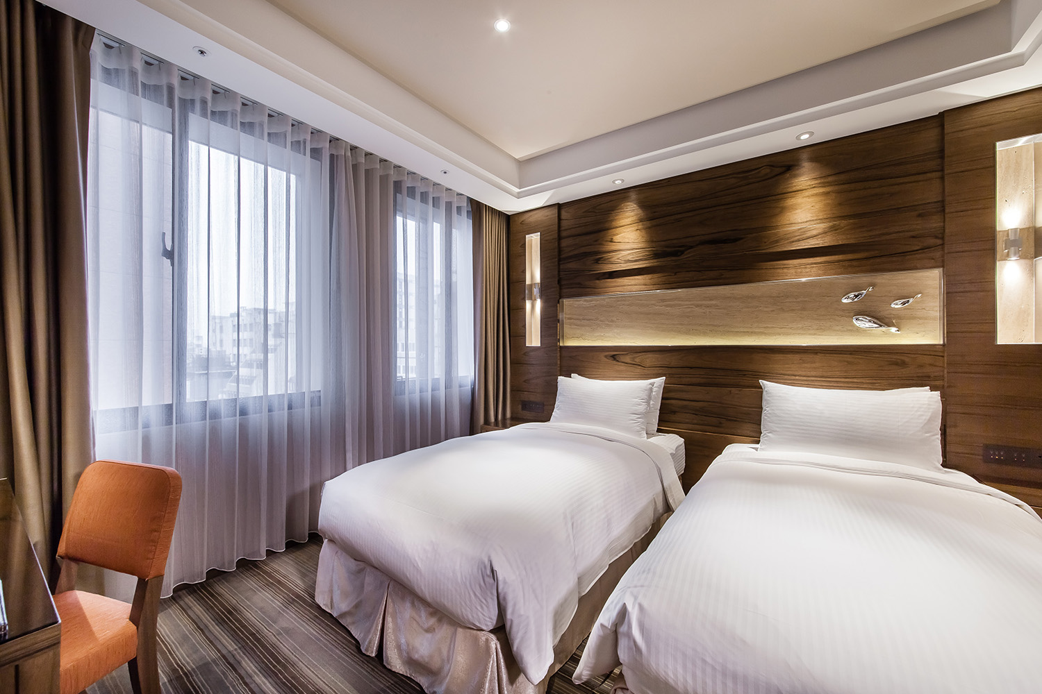 豪華房（一大床二小床）