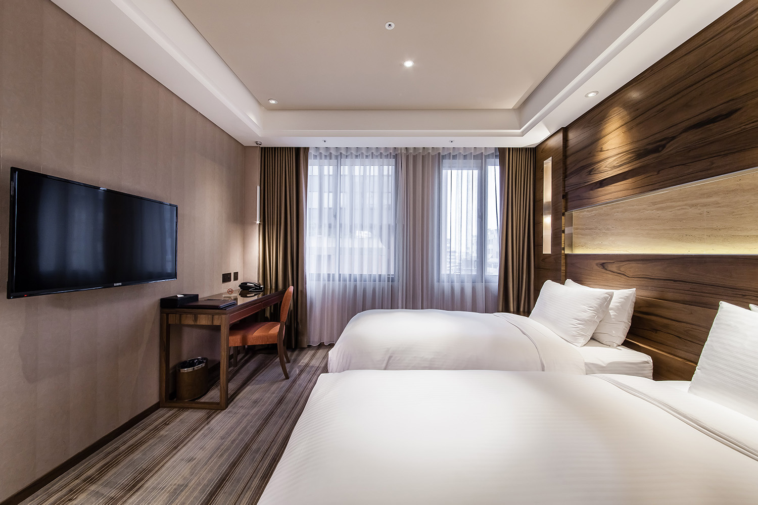 豪華房（一大床二小床）