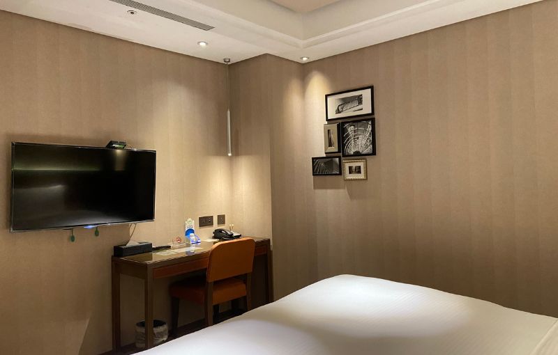 Standard Queen Room - No Window